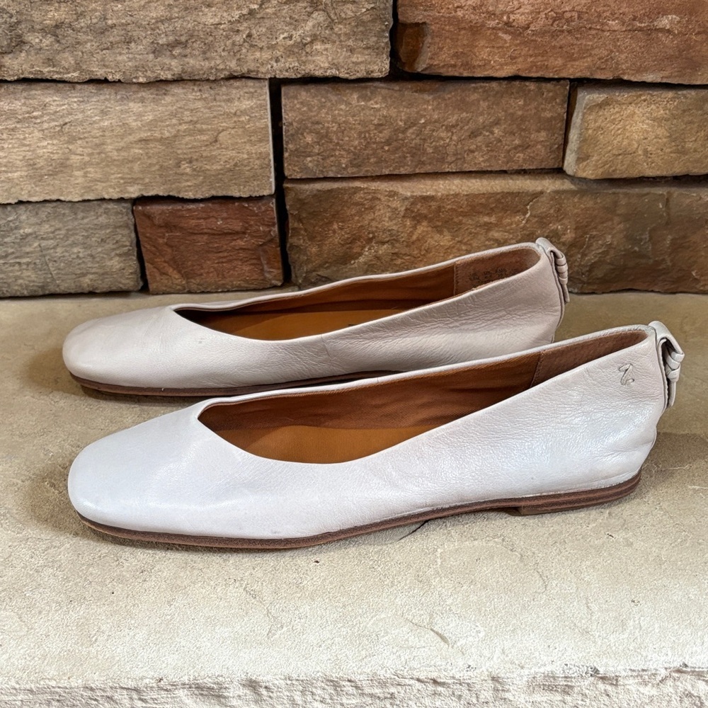 Zodiac sz 9.5 silver/grey leather ballet flats